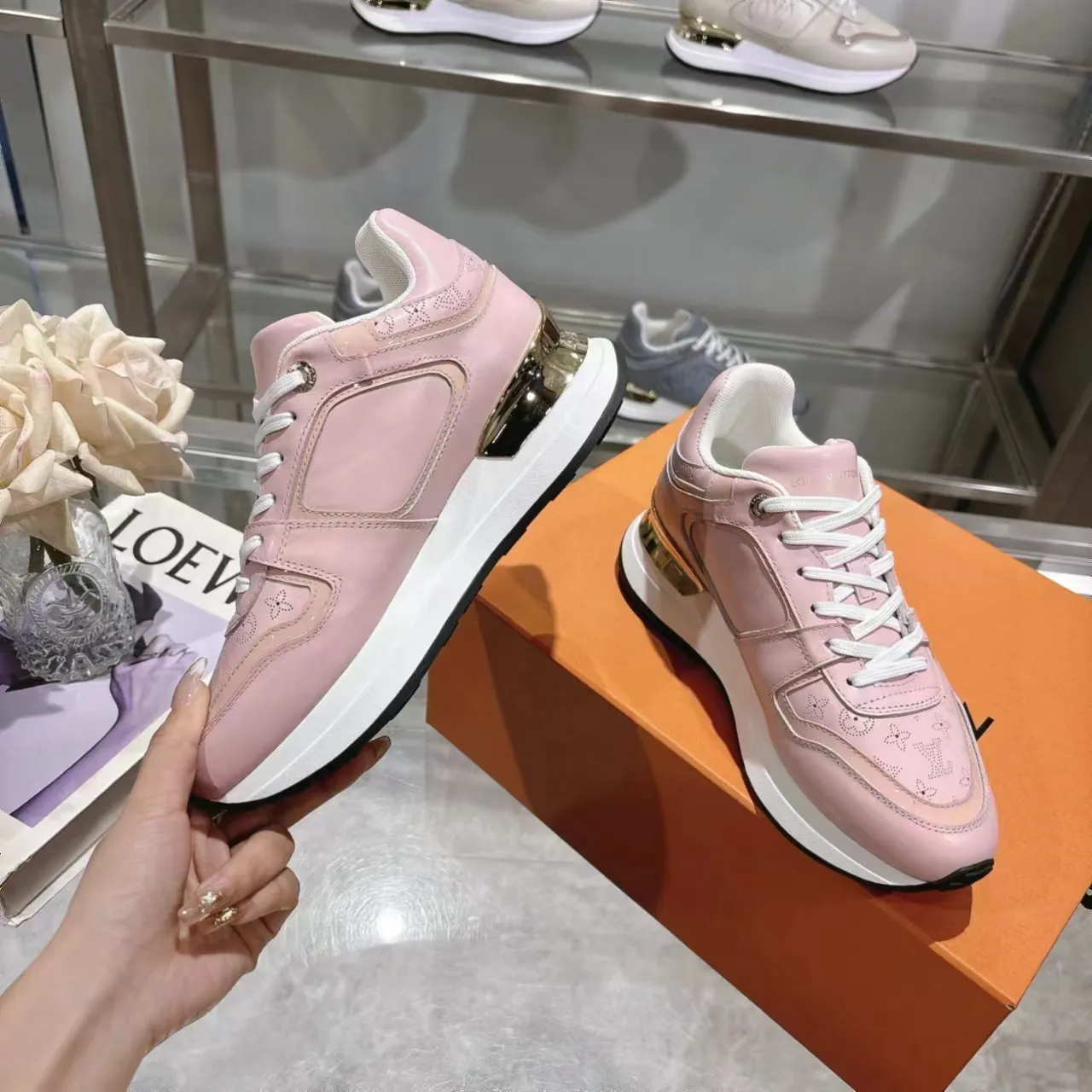 [L Family] P: 760💰Size 35-42 for women, 39-46 for men, (41.42 for women, 45.46 for men, customized) .LV Donkey Brand 🔥🔥LOUIS VUITTON Louis Vuitton's official website synchronizes the 2025 autumn and winter couple's models, which are now on the market, this Neo Run Away sneakers are inspired by running shoes, integrating LV's iconic must-have shoes into the trend. This version is a 1:1 replica of the original version. It is made of two-tone calfskin to highlight its simple lines and unique wedge outsole. Key details include the LV initials on the side and an engraved gold heel stabilizer on the back plus a 2cm hidden insole.